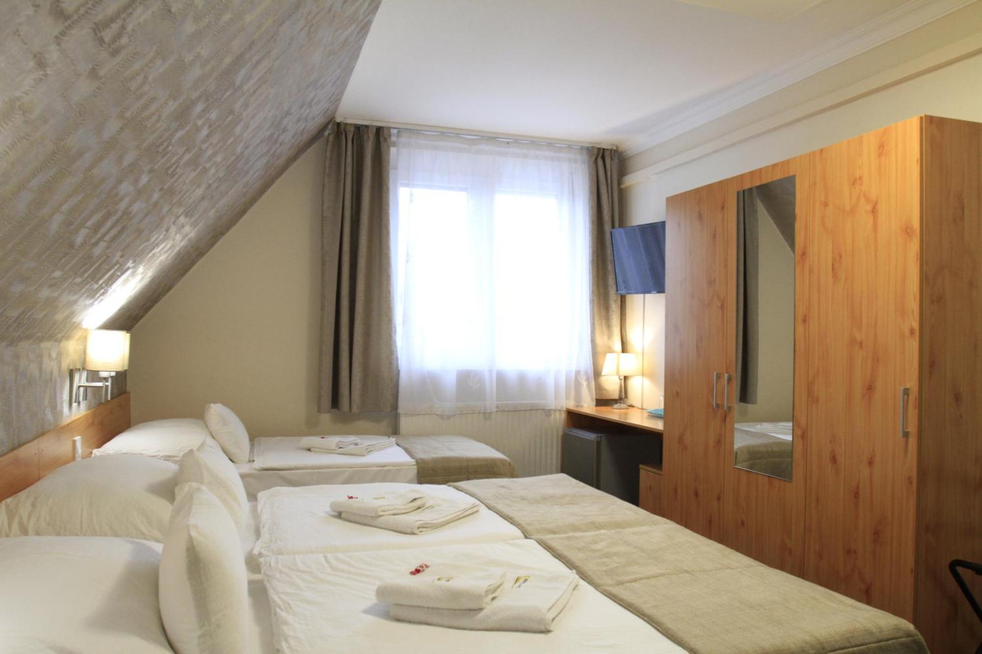 Zenit Panzio Bed & Breakfast Miskolc Exterior photo