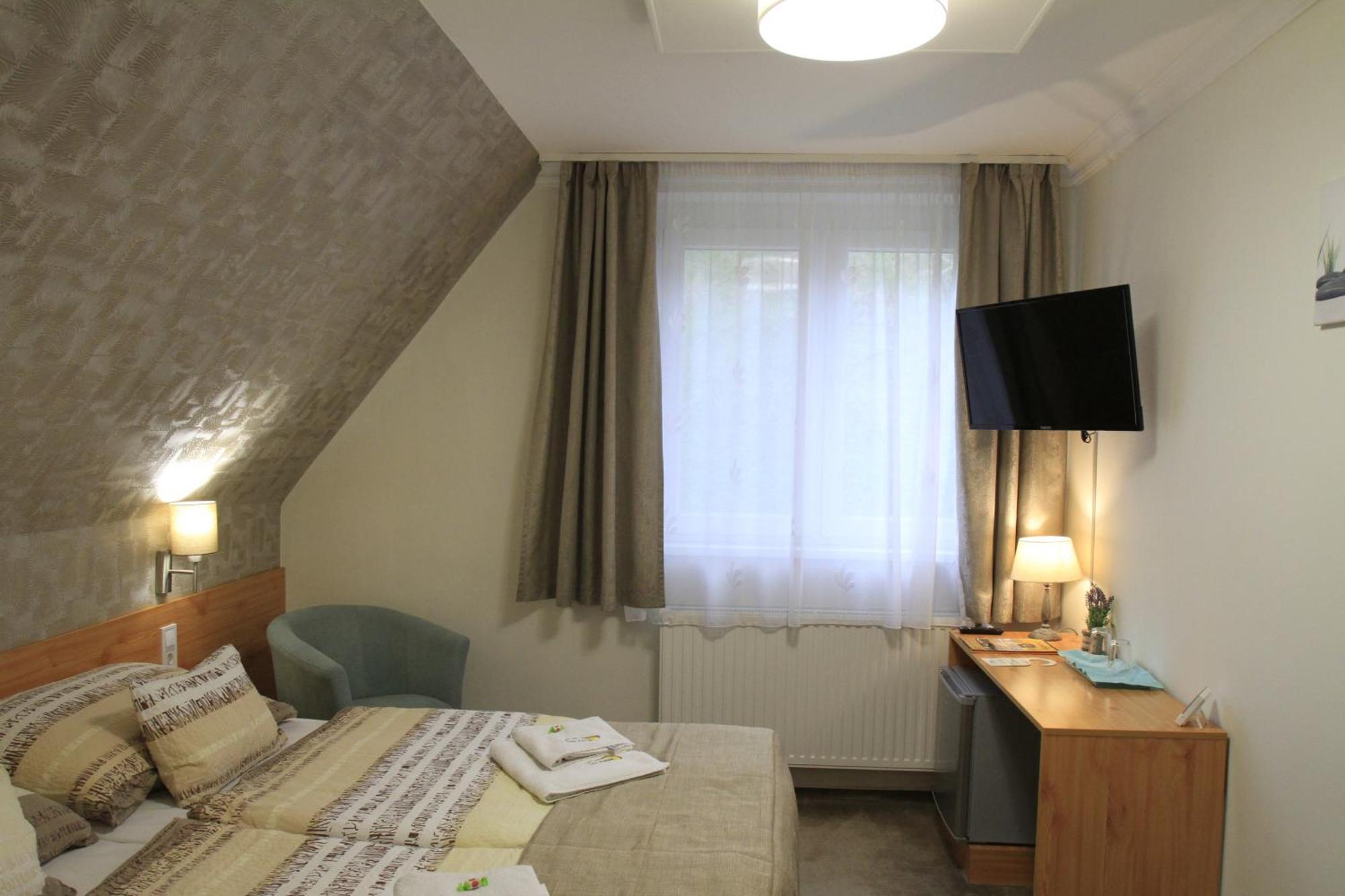 Zenit Panzio Bed & Breakfast Miskolc Exterior photo