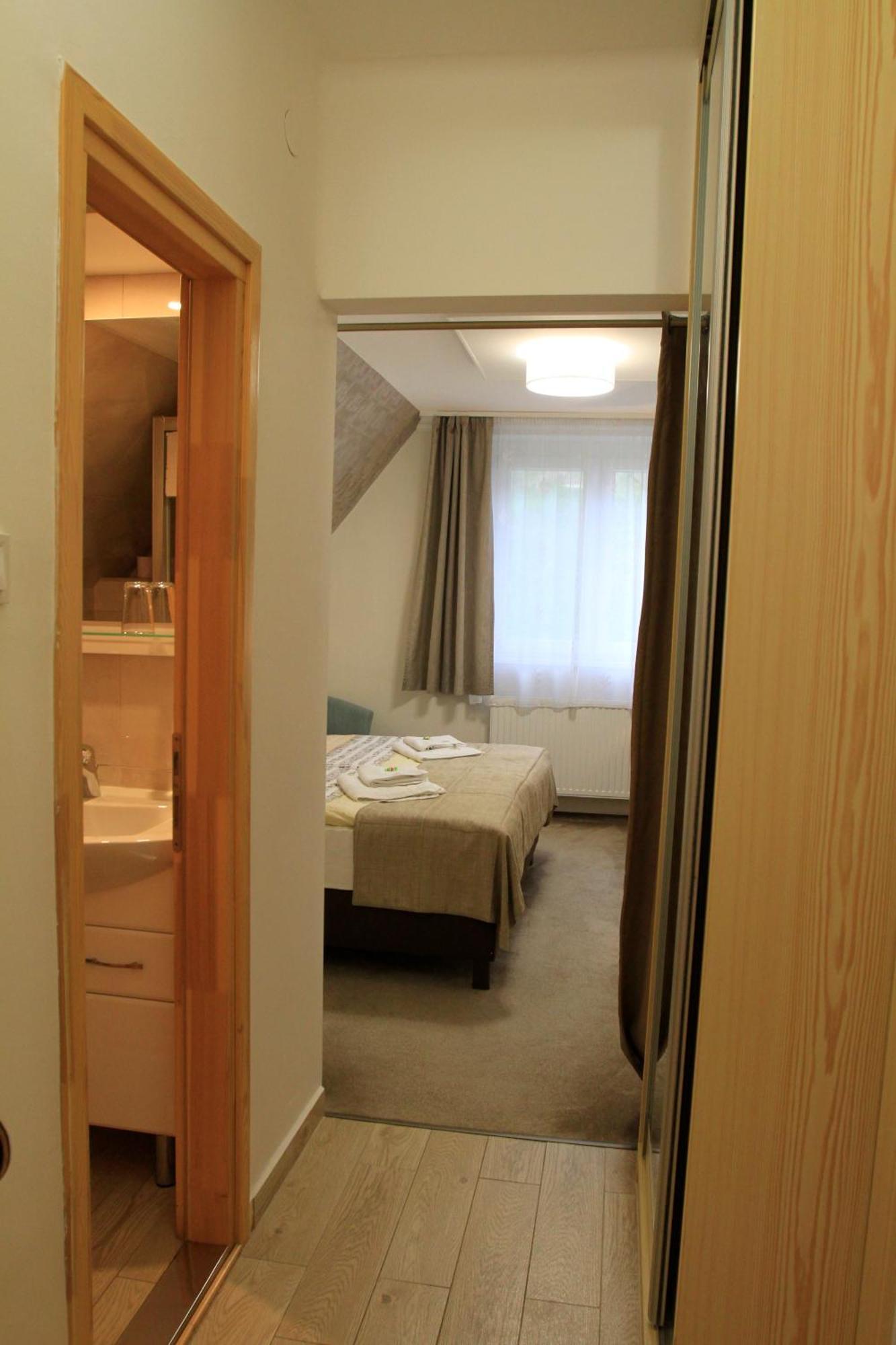 Zenit Panzio Bed & Breakfast Miskolc Exterior photo