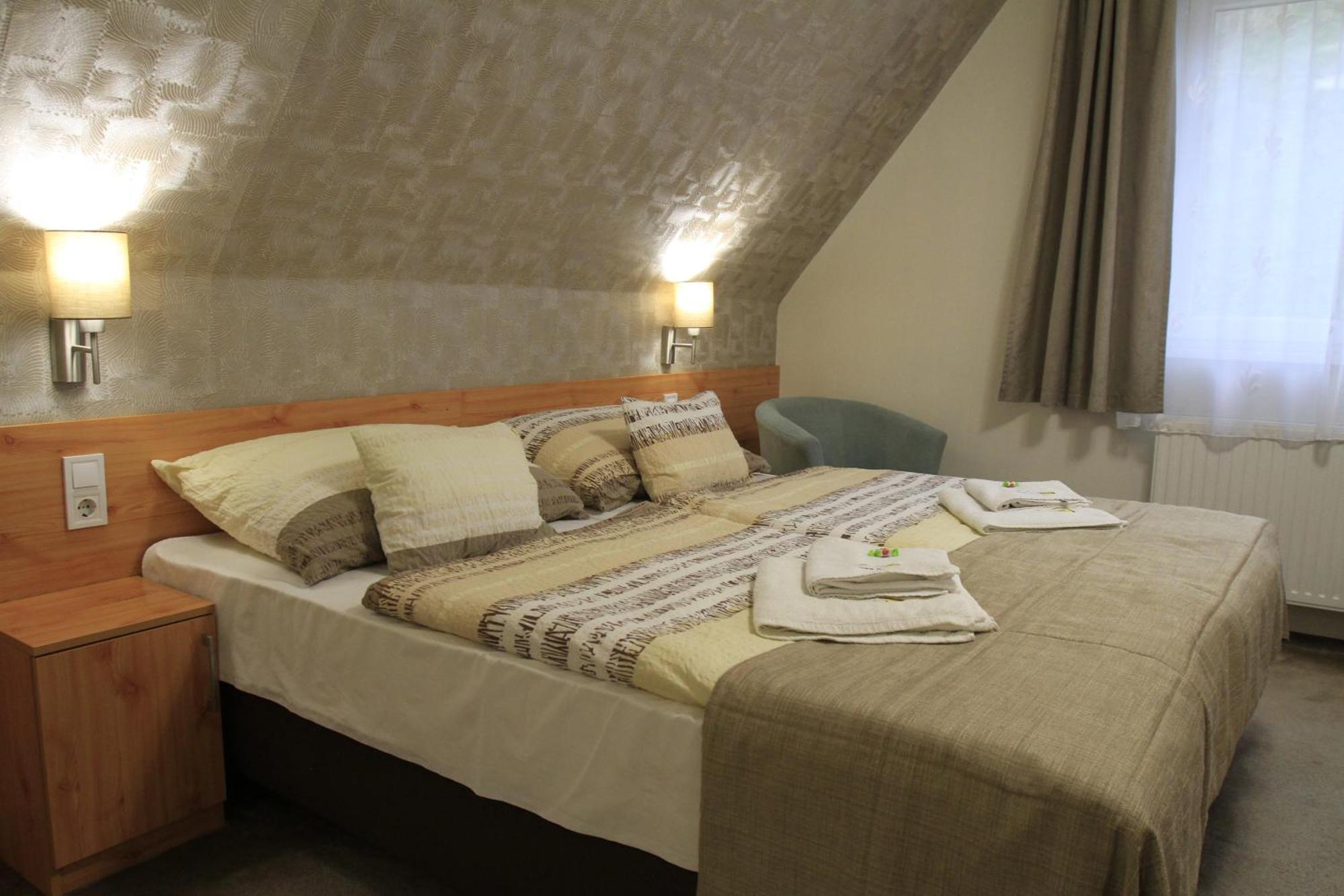 Zenit Panzio Bed & Breakfast Miskolc Exterior photo