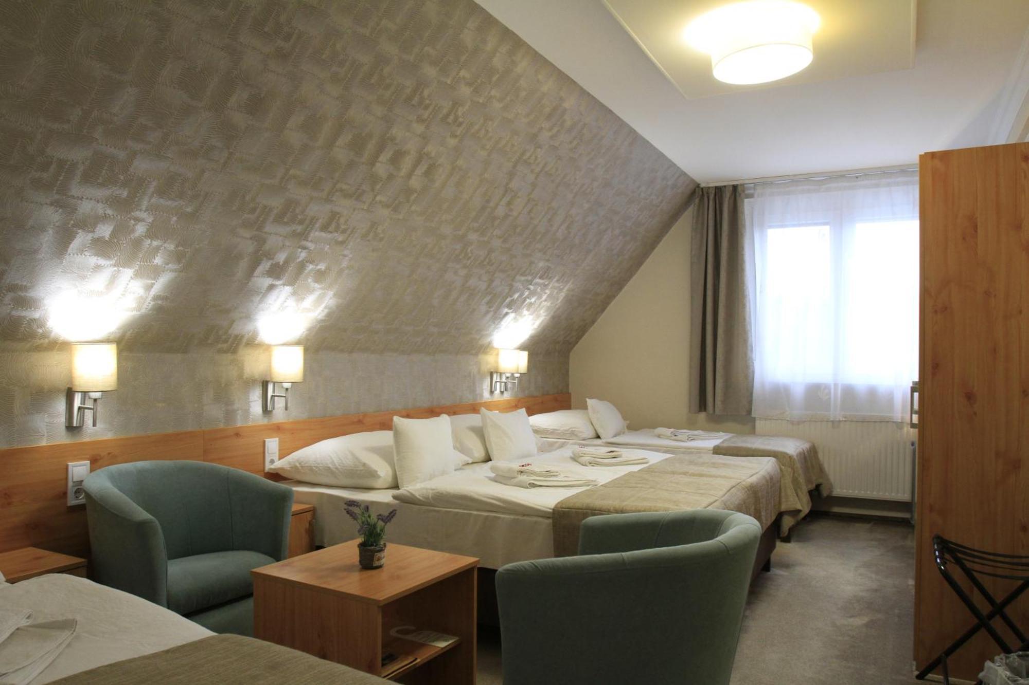 Zenit Panzio Bed & Breakfast Miskolc Exterior photo