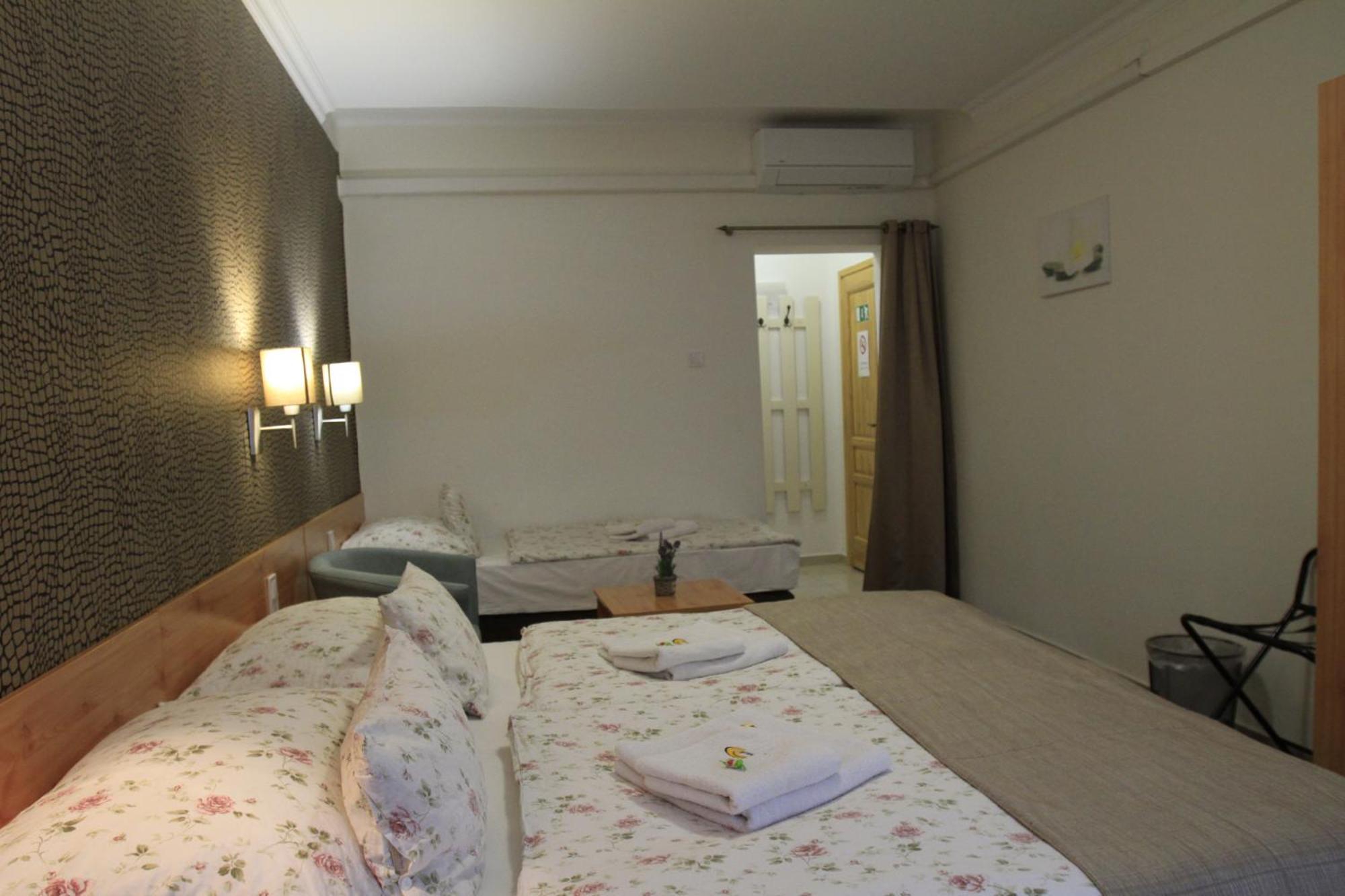 Zenit Panzio Bed & Breakfast Miskolc Exterior photo