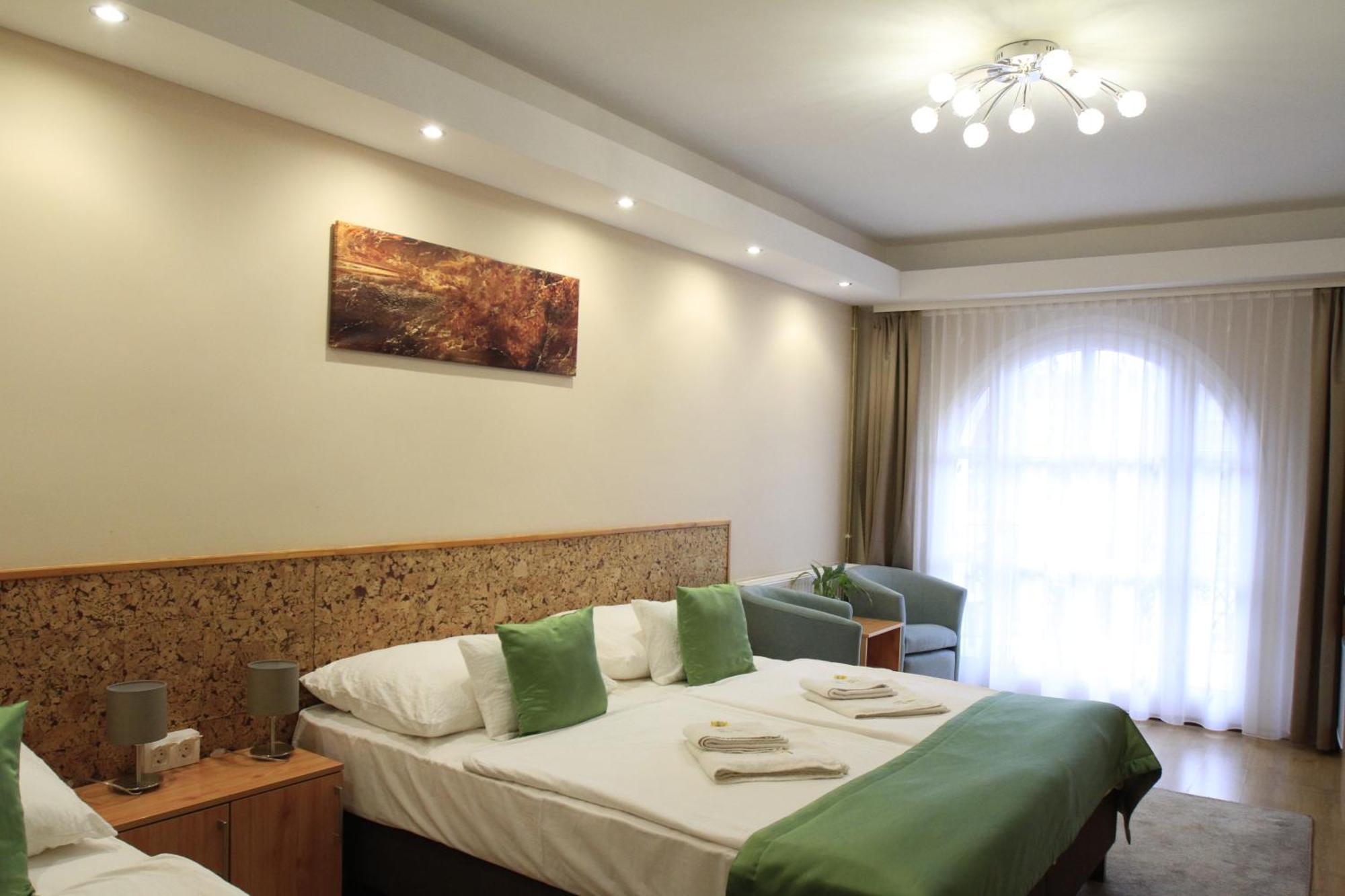Zenit Panzio Bed & Breakfast Miskolc Exterior photo